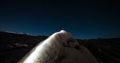 closeup photo of mountain during nighttime