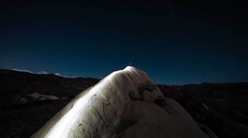 closeup photo of mountain during nighttime